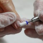 odpowiednia frezarka na paznokcie u kobiety