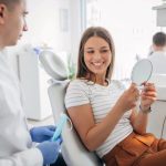 modelka kobieta zęby implanty stomatolog dziewczyna