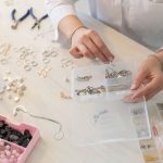 Robienie własnej biżuterii pomysł na hobby rękodzieło