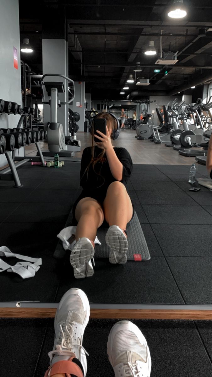 Zumba trening grupy modelek fitness IG Zespół modelek fitness tańczy zumba w jasnym studio z kolorowymi matami podłogowymi