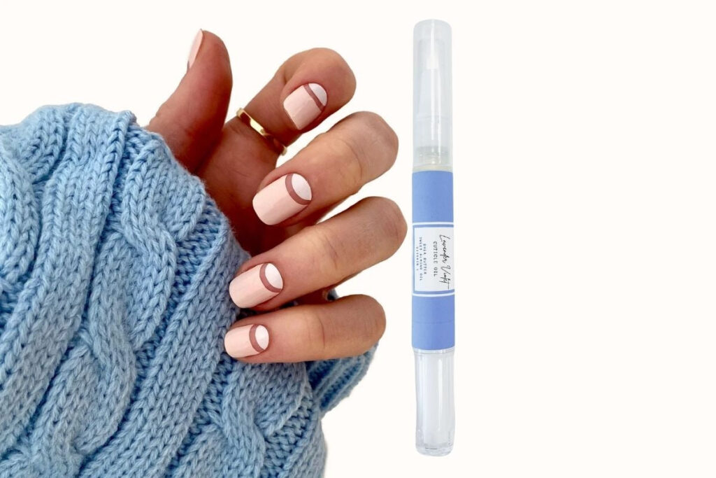Kobiece dłonie z zadbanymi naturalnymi paznokciami po usunięciu manicure żelowego
