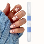 Kobiece dłonie z zadbanymi naturalnymi paznokciami po usunięciu manicure żelowego
