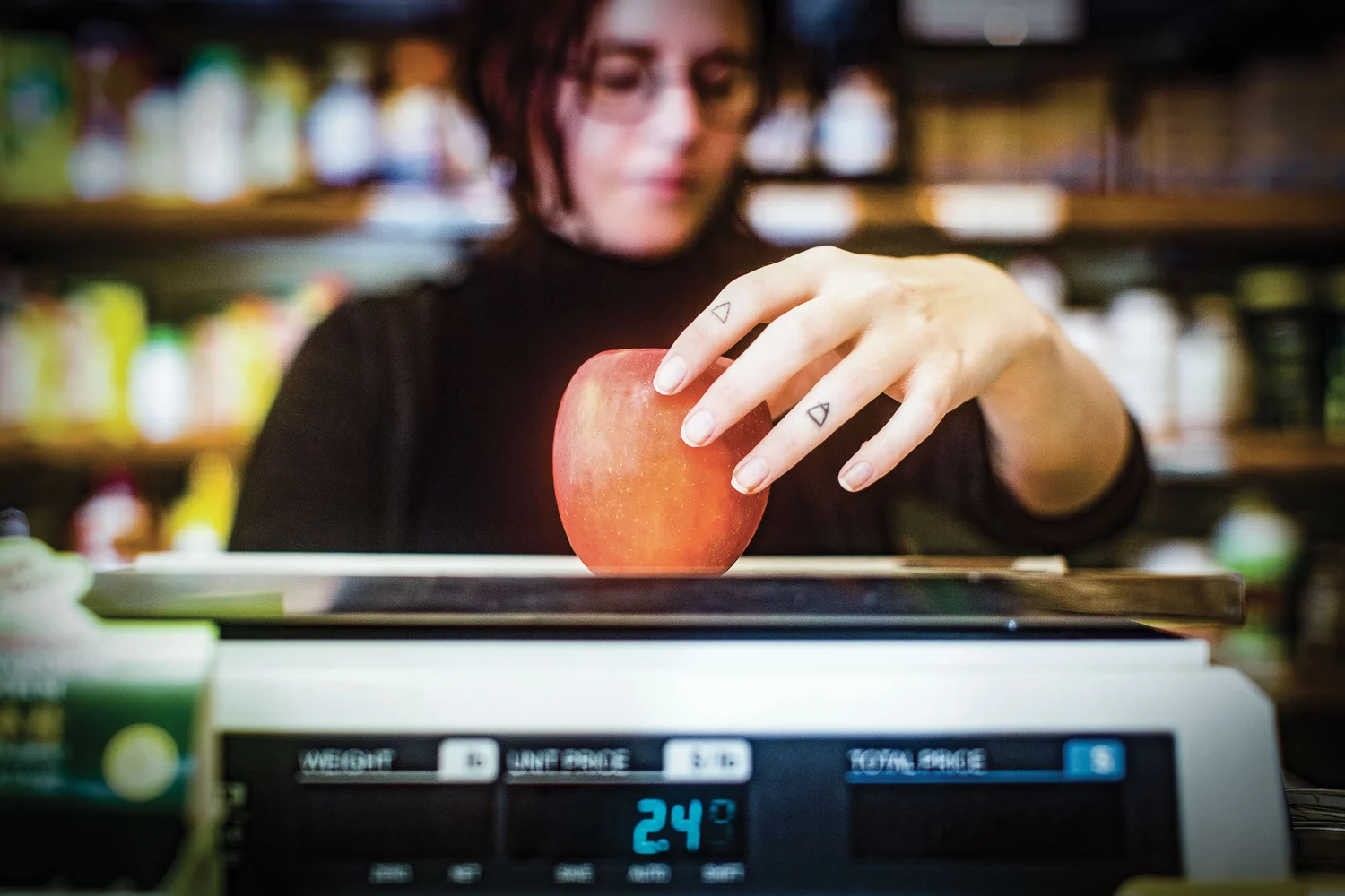 Porównanie talerza z pizzą i sałatką obok kalkulatora kalorii na stole