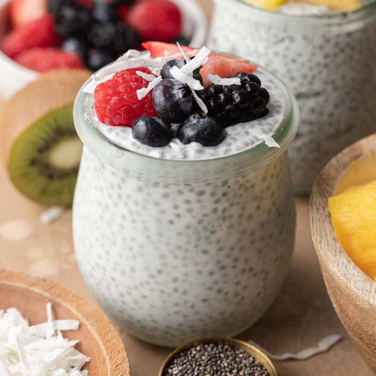 zielony smoothie z siemieniem lnianym zmielonym i bananem w blenderze