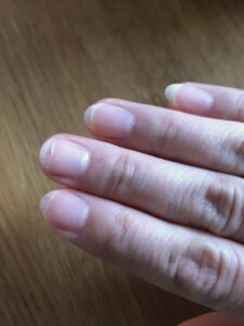 wzmocnione paznokcie biotyna cynk zelazo