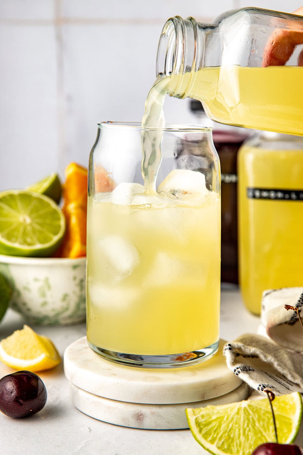 Mieszanie miodu i soli w izotoniku Lyżka miesza miód i szczyptę soli w dzbanku z wodą i cytryną