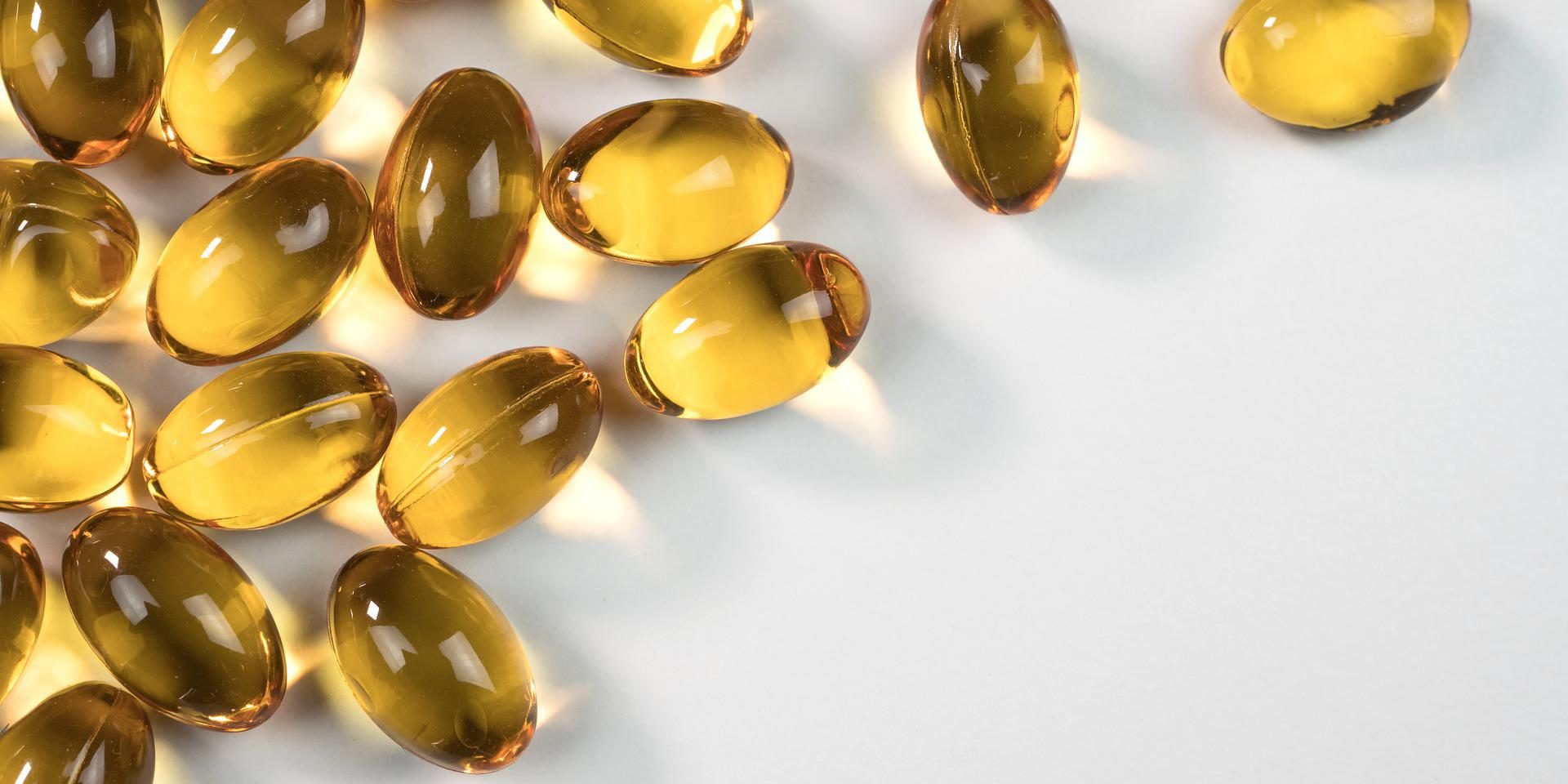 sałatka z liśćmi sałaty orzechami i dressingiem na talerzu obiadowym