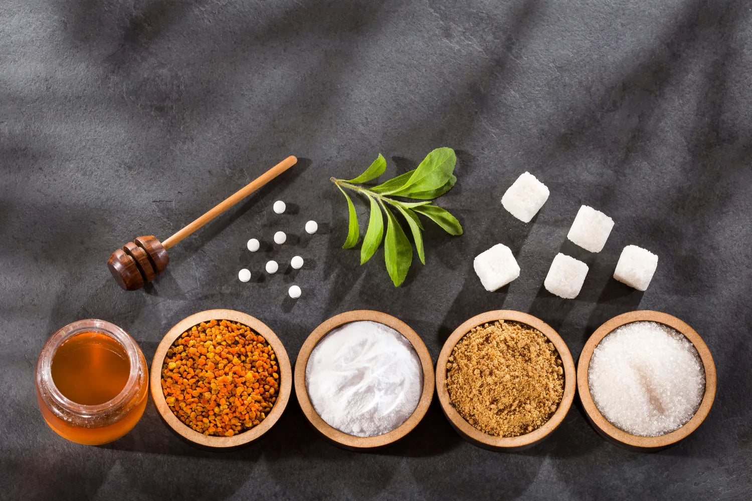 Cukier kokosowy do napojów Brązowe kryształki cukru kokosowego wsypywane do filiżanki herbaty