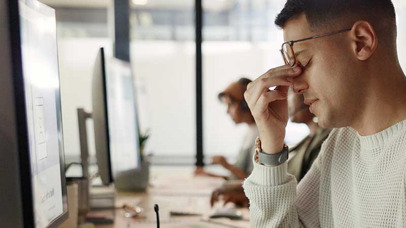 wspólne ćwiczenia oczu na relaks młoda para robiąca gimnastykę oczu palcami wskazującymi na odległe przedmioty