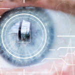 osoba z czerwonymi oczami pocierająca powieki przed ekranem komputera w ciemnym pokoju