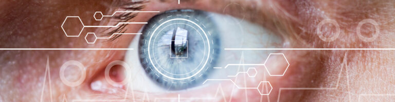 osoba z czerwonymi oczami pocierająca powieki przed ekranem komputera w ciemnym pokoju