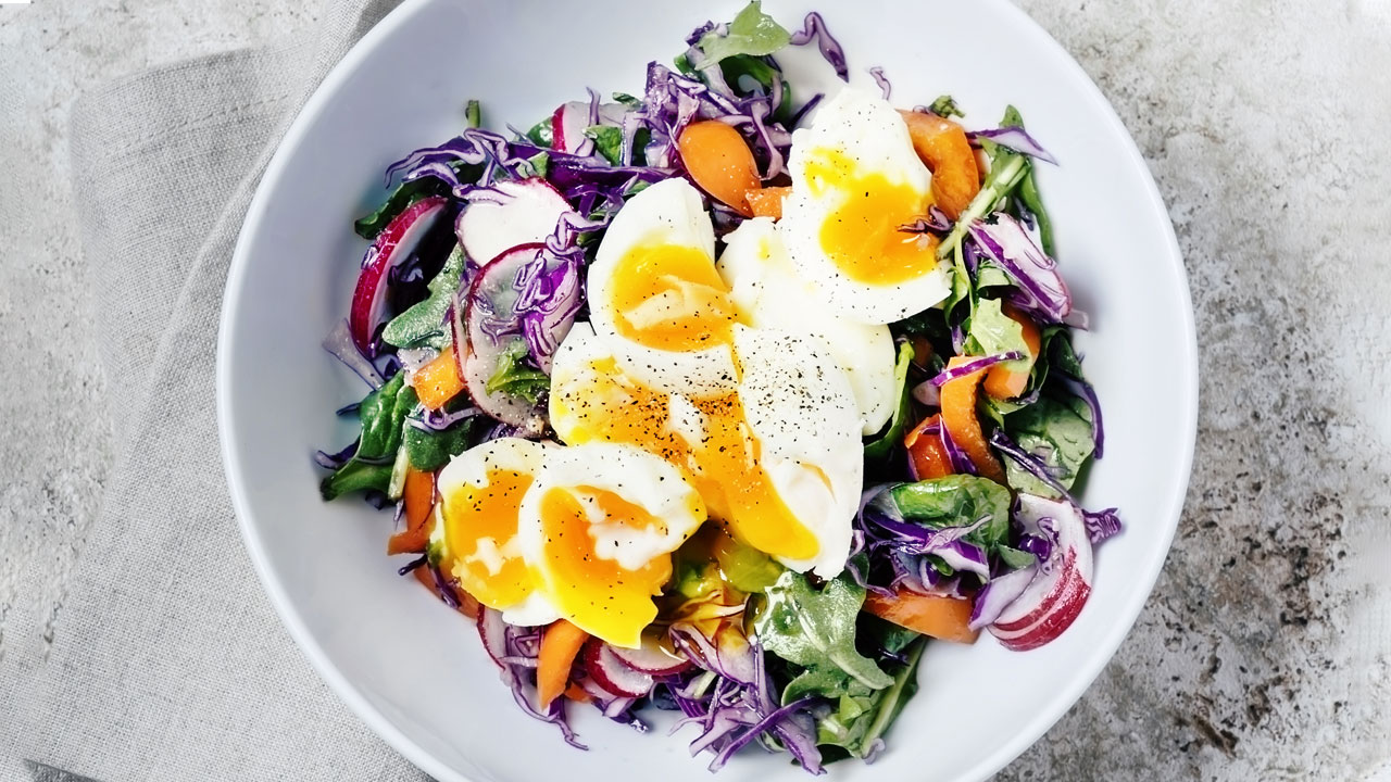 Typowe efekty uboczne diety keto Człowiek trzymający głowę z grymasem bólu obok ikony efektu keto grypy