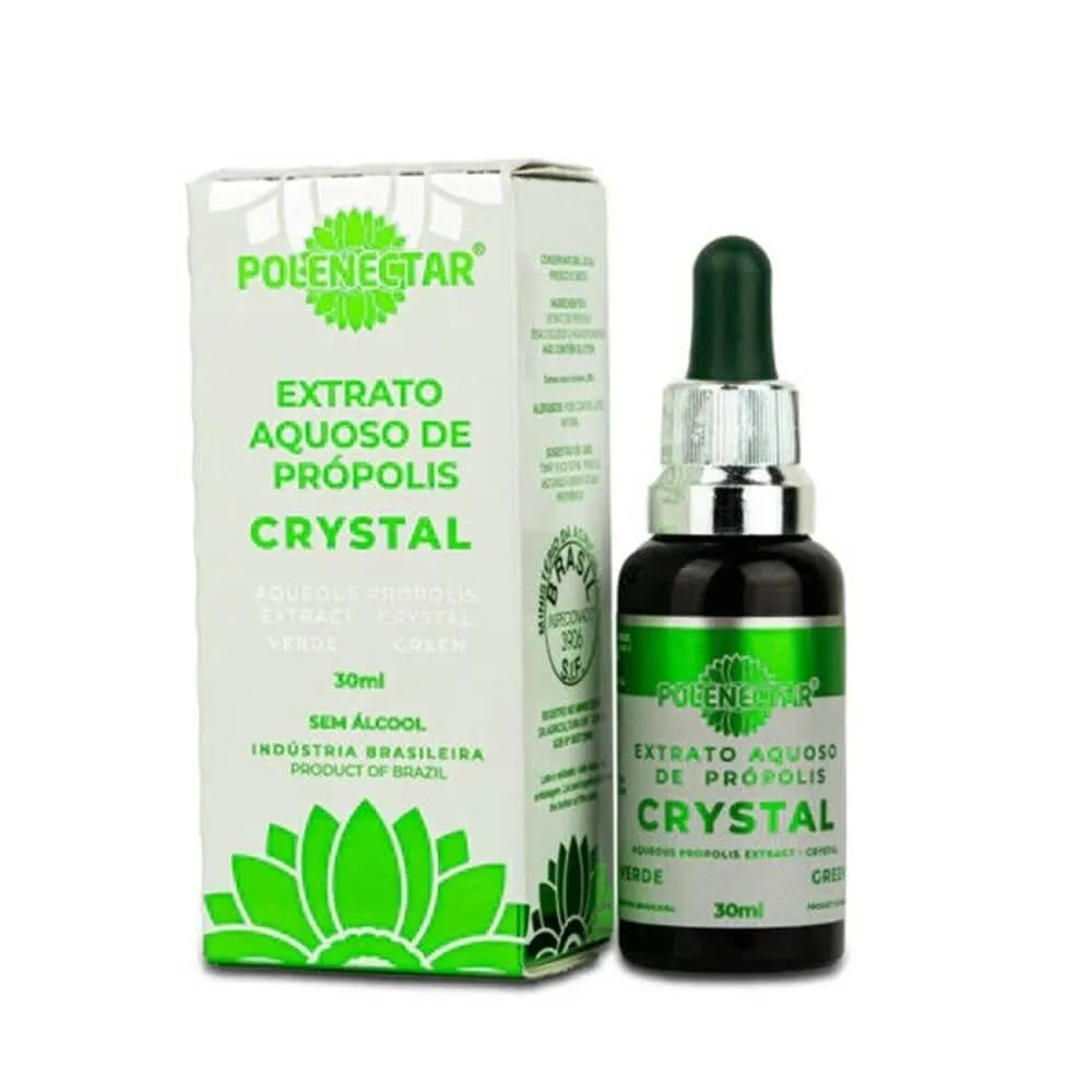 propolis dla dziecka w herbacie dziecko pijące herbatę z dodatkiem kropli propolisu z łyżeczki