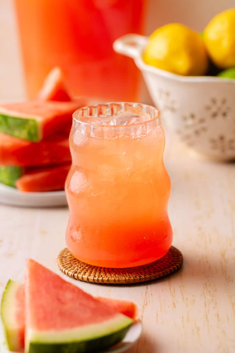 Podstawowe składniki do domowego izotoniku Rozłożone składniki do izotoniku: cytryny, sól, miód i butelka wody na blacie