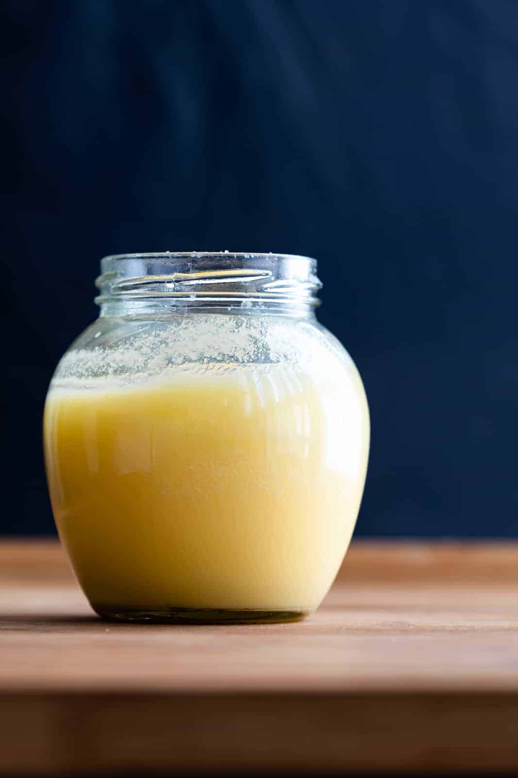 Proces klarowania masła na ghee topione masło na patelni z pieniącym się osadem podczas klarowania