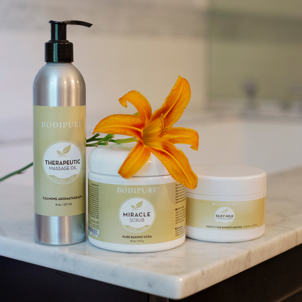 masaż stóp olejkiem miętowym kobieta masująca stopy olejkiem miętowym na poduszce