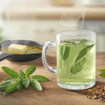 młoda kobieta płucze gardło ciepłym naparem z liści szałwii w kuchni