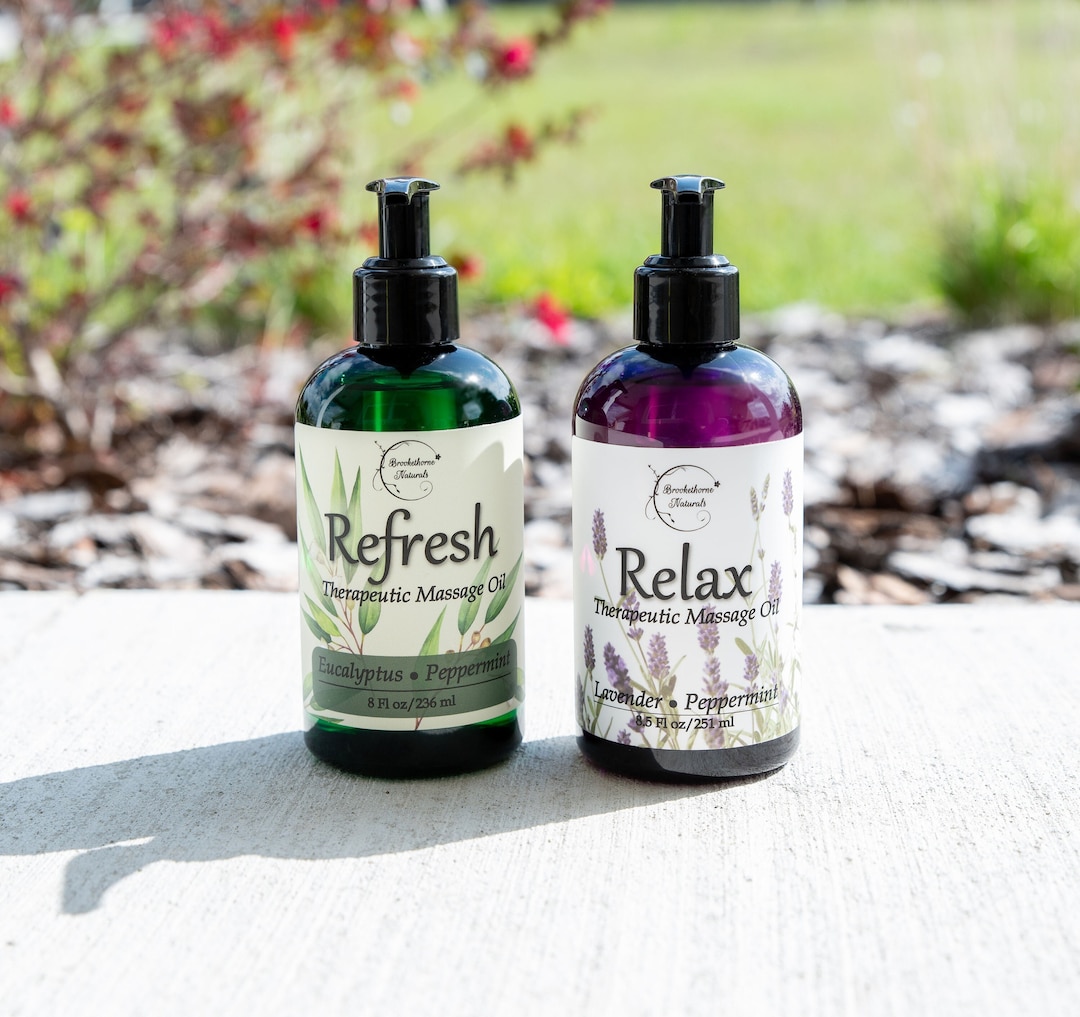 olejek arganowy z orzechami bursztynowa butelka olejku arganowego obok orzechów arganowych