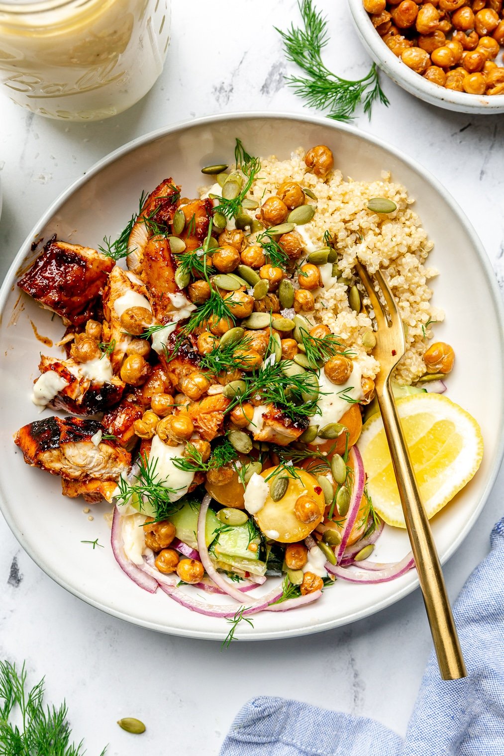 pudding chia z mango i mlekiem pudding chia z mlekiem kokosowym i mango w przezroczystym słoiku