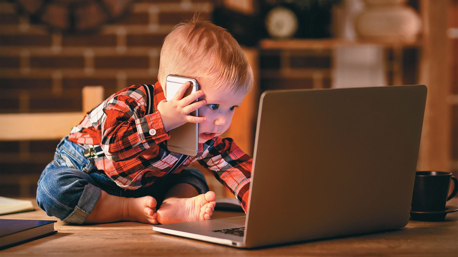 spacer na zewnątrz przeciw zmęczeniu oczu kobieta spacerująca na świeżym powietrzu z telefonem w kieszeni w parku