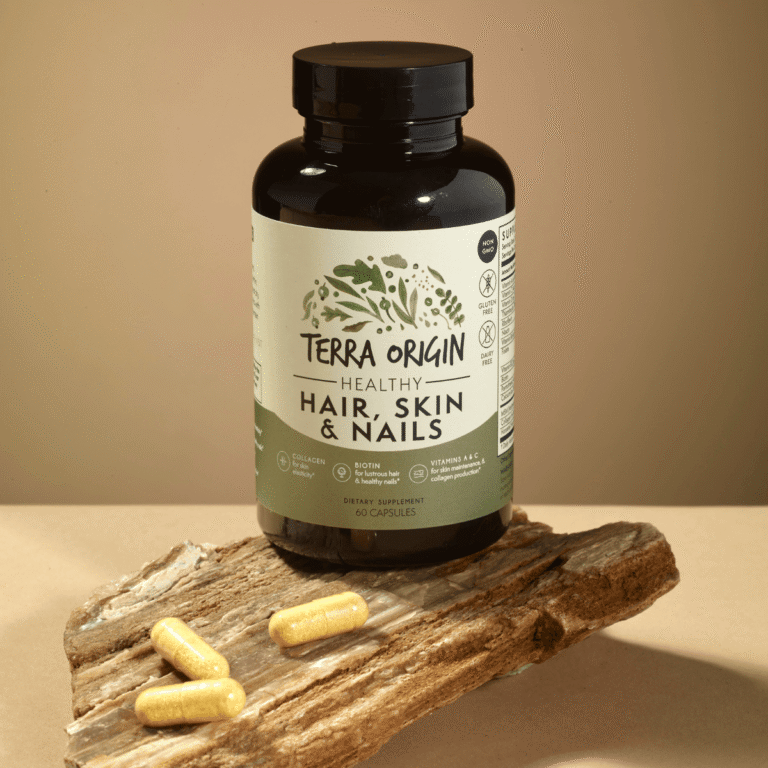 Kobieta z lśniącymi długimi włosami gładką skórą twarzy i zdrowymi paznokciami przy talerzu warzyw owoców