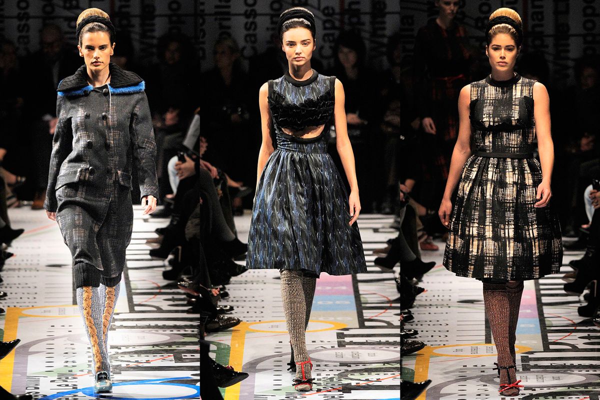 kolejka modelek czekających na casting grupa trzech modelek stojących w kolejce przed wybiegiem castingu