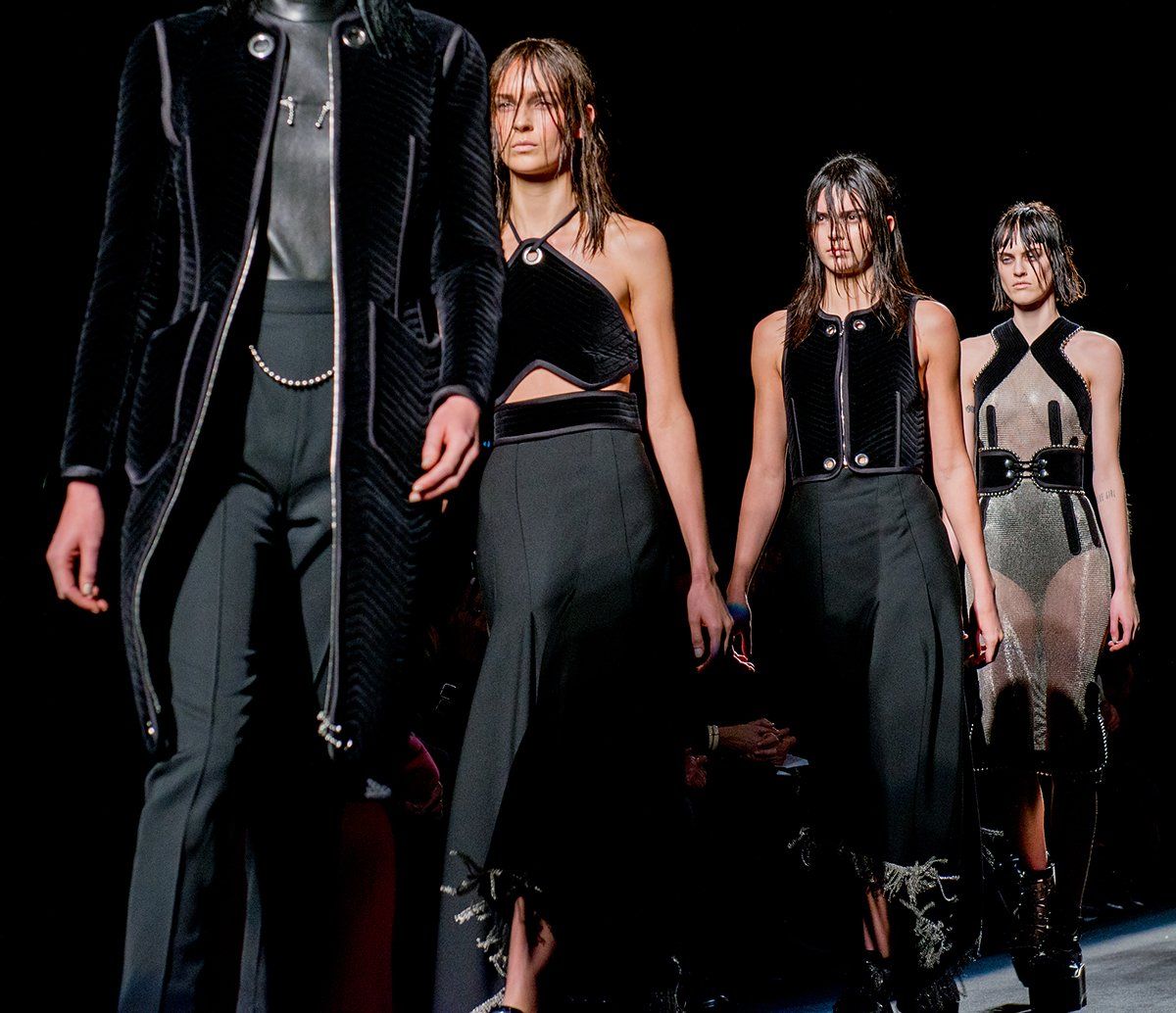 uśmiechnięta modelka po prezentacji na wybiegu modelka uśmiechnięta machająca do jury po zejściu z wybiegu